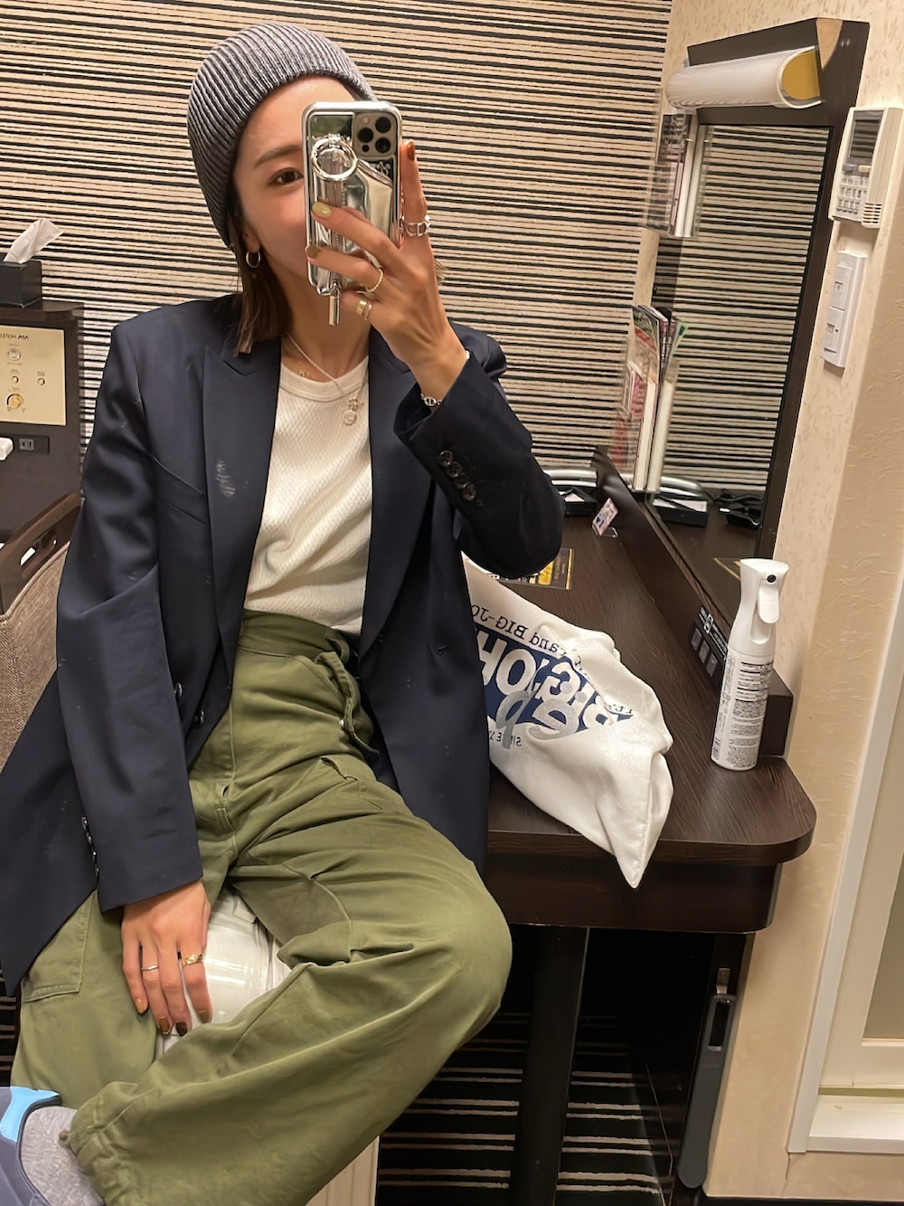 ブルー系のテーラードジャケット、グリーン系のカーゴパンツ、ブルー系のスニーカーを着用したレディースの秋コーディネートの2枚目の写真