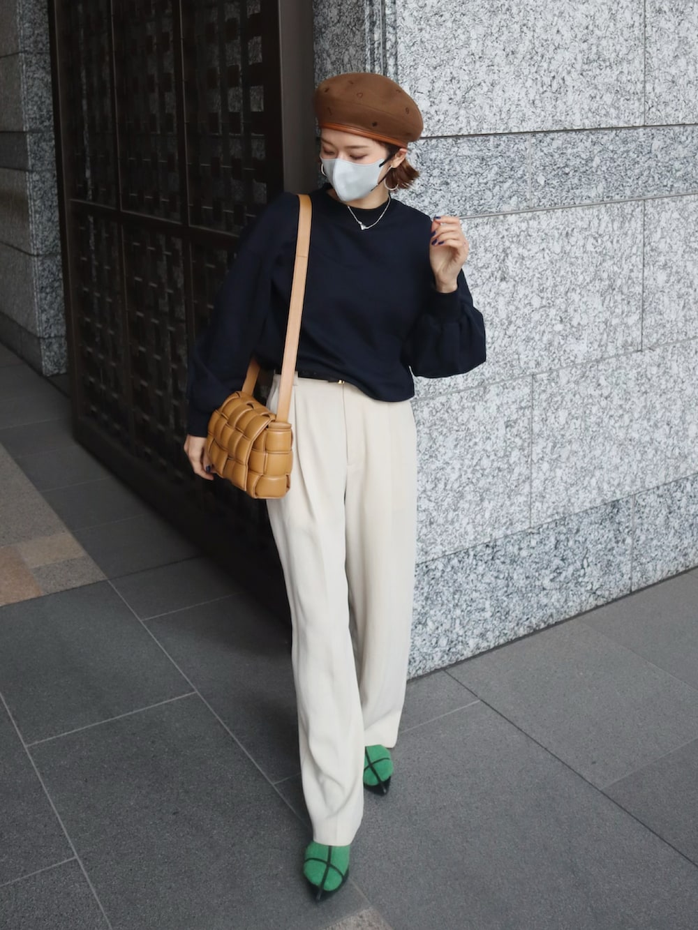 ブルー系のスウェット、ベージュ系のその他パンツ、ブラック系のサンダルを着用したレディースの春コーディネートの2枚目の写真