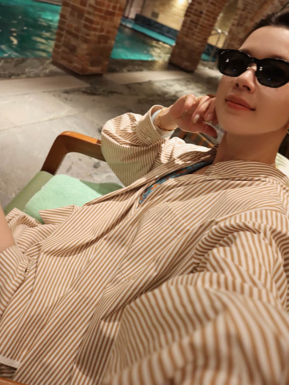 ブラウン系のシャツ/ブラウス、ブラウン系のその他パンツ、ベージュ系のサンダルを着用したレディースの春コーディネートの2枚目の写真