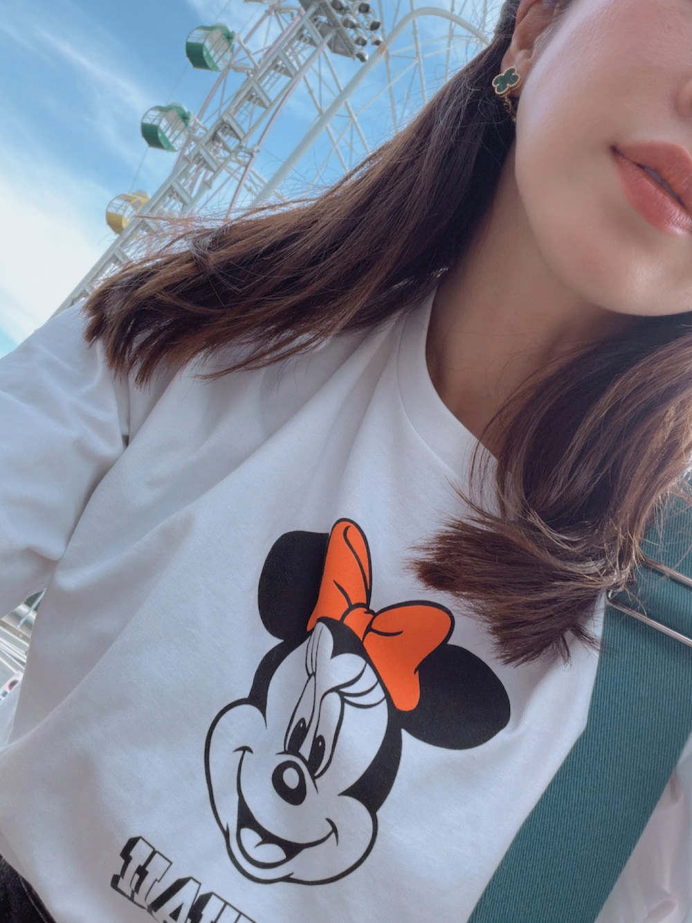 ホワイト系のTシャツ/カットソー、ブラック系のデニムパンツ、ブルー系のサンダルを着用したレディースの夏コーディネートの2枚目の写真