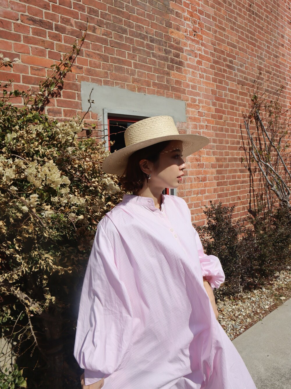 パープル系のシャツワンピース、ブラウン系のサンダル、グリーン系のサングラスを着用したレディースの冬コーディネートの3枚目の写真