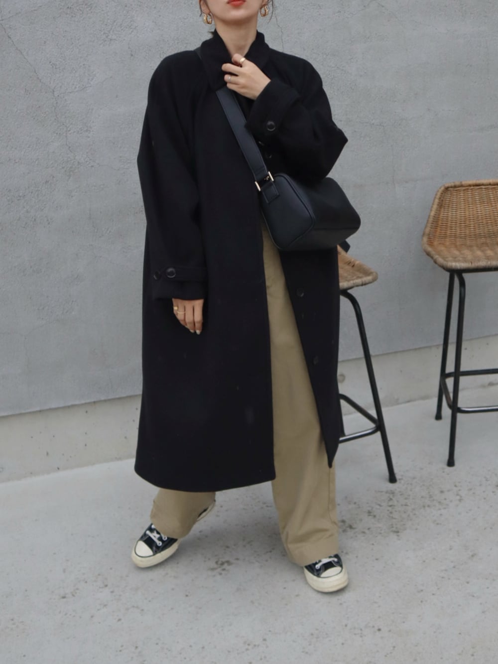 ブラック系のその他アウター、ブルー系のスニーカー、グレー系のカーディガン/ボレロを着用したレディースの秋コーディネートの2枚目の写真