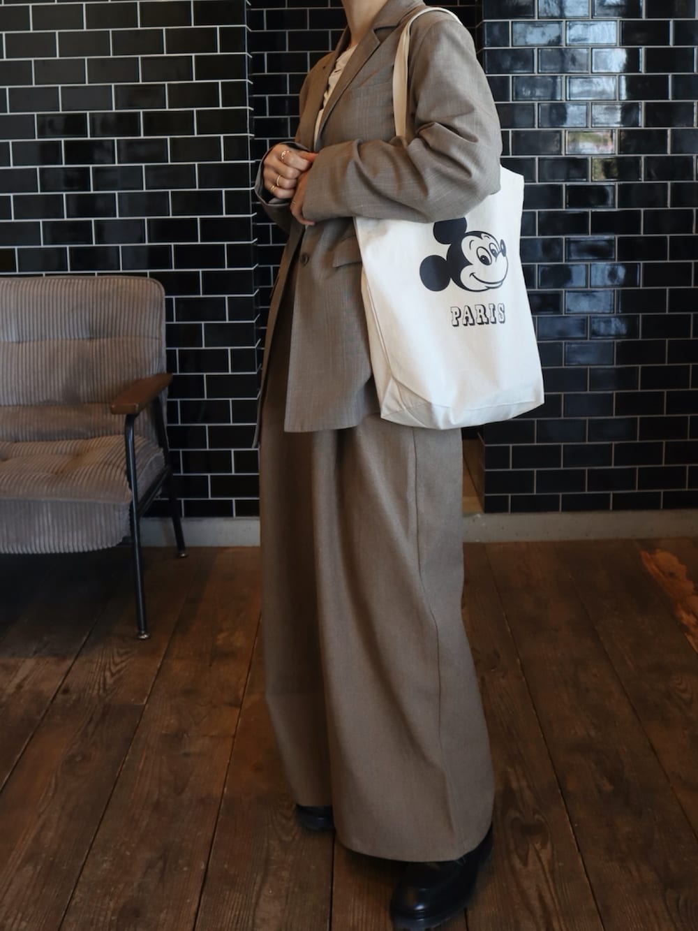 ブラウン系のテーラードジャケット、ホワイト系のトートバッグを着用したレディースの冬コーディネートの2枚目の写真