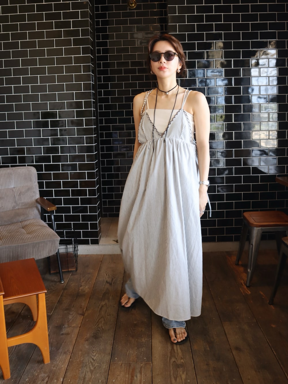 ホワイト系のキャミソール、ブルー系のテーラードジャケット、その他のドレスを着用したレディースの春コーディネートの3枚目の写真