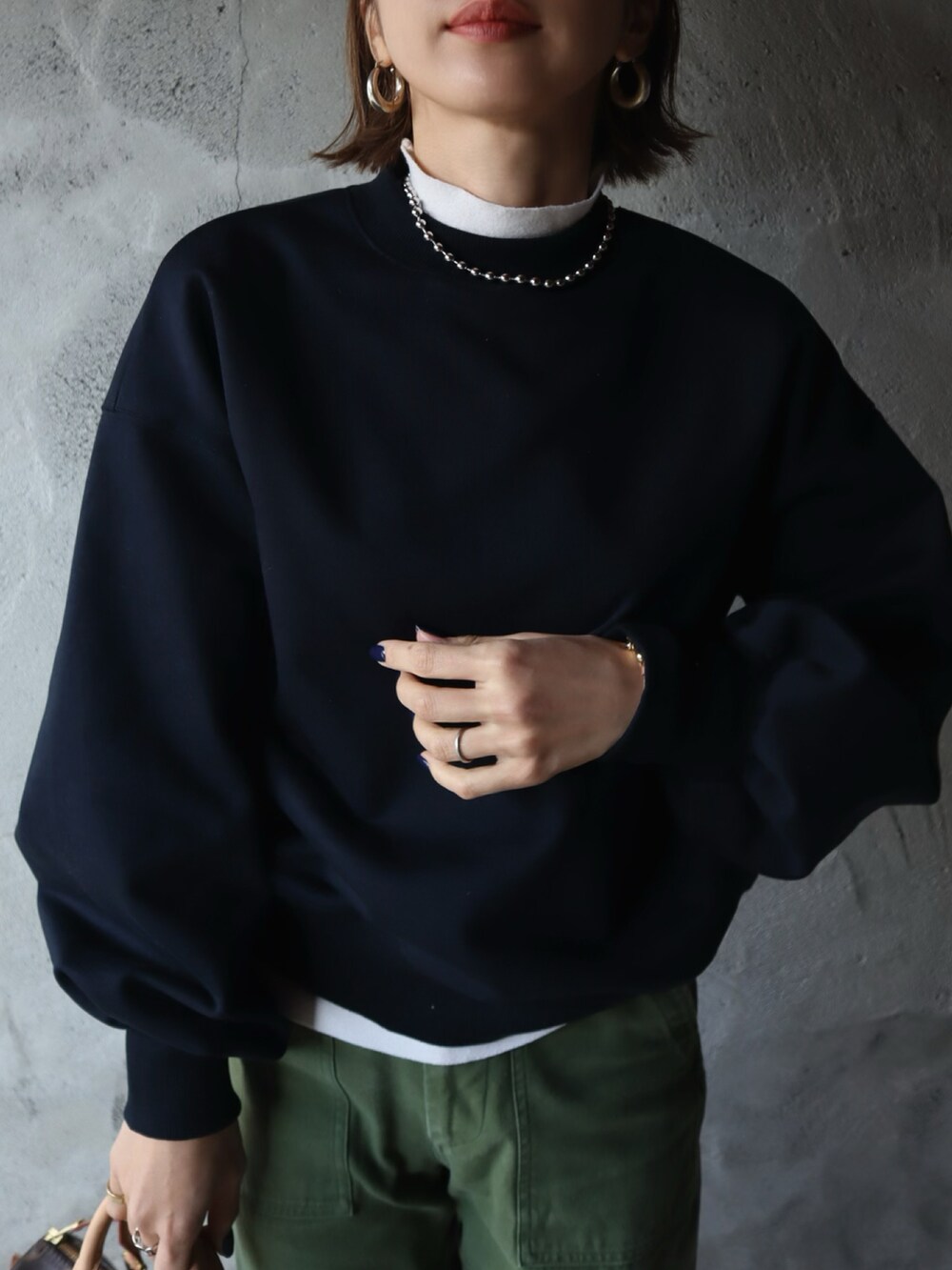 ブルー系のスウェット、ホワイト系のTシャツ/カットソー、グリーン系のその他パンツを着用したレディースの春コーディネートの2枚目の写真