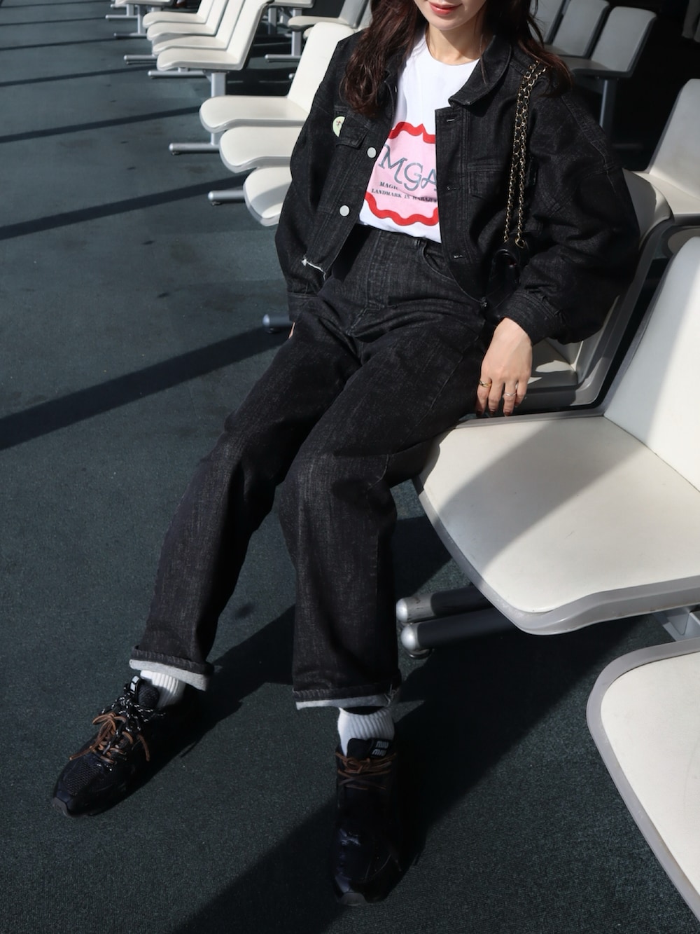 ブラック系のデニムジャケット、ブラック系のデニムパンツを着用したレディースの冬コーディネートの2枚目の写真