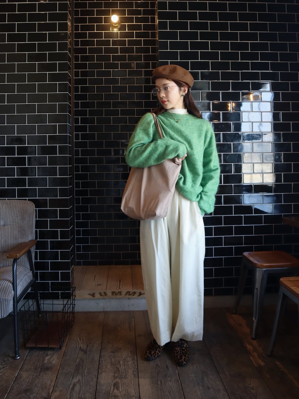 ブラック系のその他アウター、ホワイト系のその他パンツ、ブラウン系のトートバッグを着用したレディースの冬コーディネートの2枚目の写真