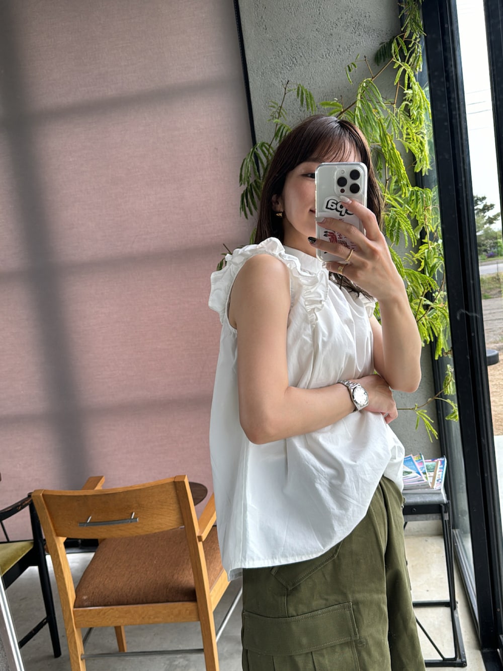 ホワイト系のその他トップス、グリーン系のカーゴパンツ、ブラック系のシューズを着用したレディースの春コーディネートの3枚目の写真