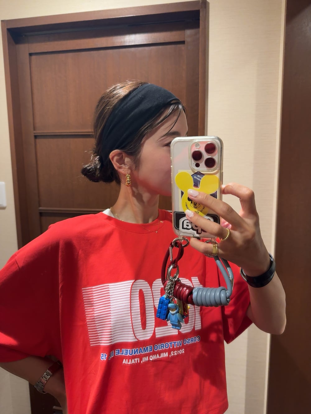 レッド系のTシャツ/カットソー、グレー系のスウェットパンツ、ブラック系のヘアバンドを着用したレディースの夏コーディネートの2枚目の写真