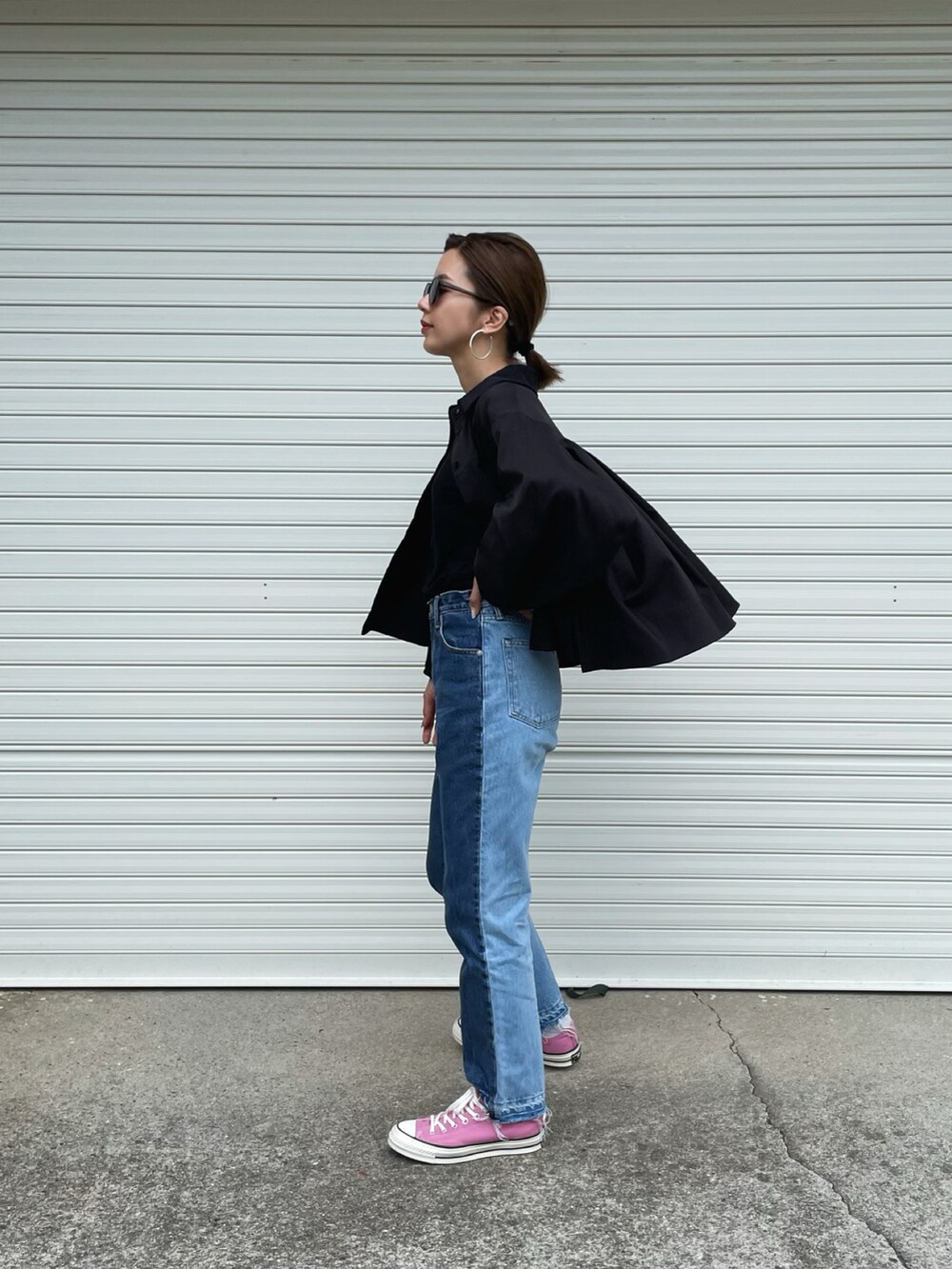 ブラック系のシャツ/ブラウス、ブルー系のデニムパンツ、ピンク系のスニーカーを着用したレディースの夏コーディネートの2枚目の写真