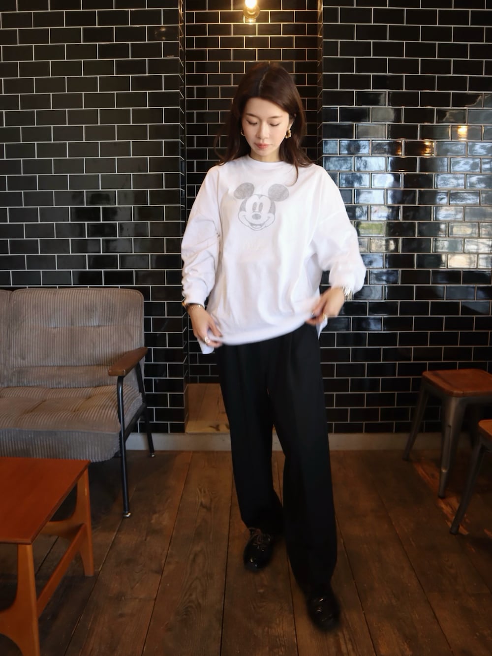 ホワイト系のTシャツ/カットソー、ブラック系のスラックス、ブラック系のスニーカーを着用したレディースの冬コーディネートの2枚目の写真