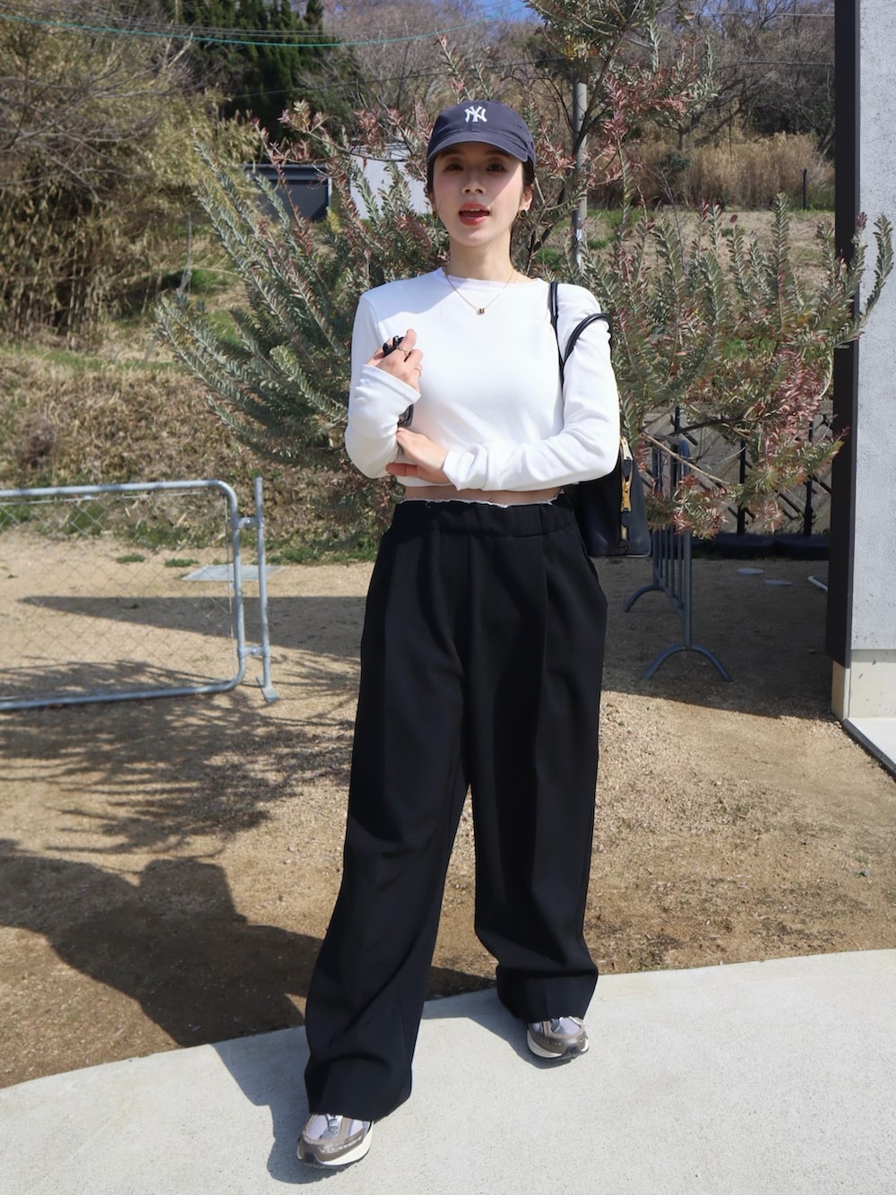 ブラウン系のスニーカー、ホワイト系のTシャツ/カットソー、イエロー系のテーラードジャケットを着用したレディースの春コーディネートの3枚目の写真