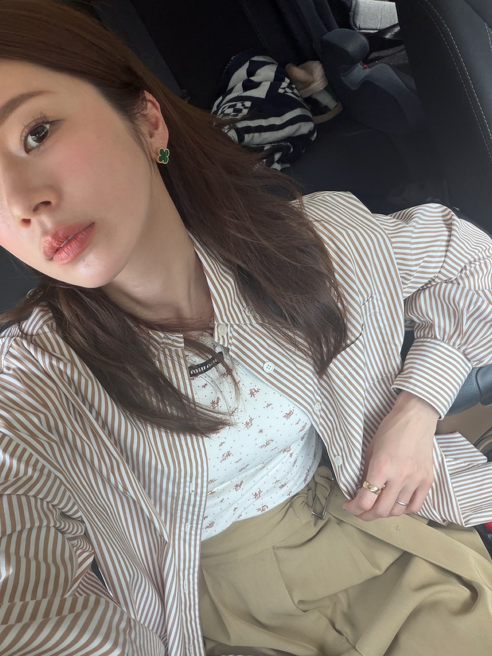 ブラウン系のシャツ/ブラウス、その他のハイライト/シェーディング、ピンク系のアイシャドウを着用したレディースの春コーディネートの2枚目の写真