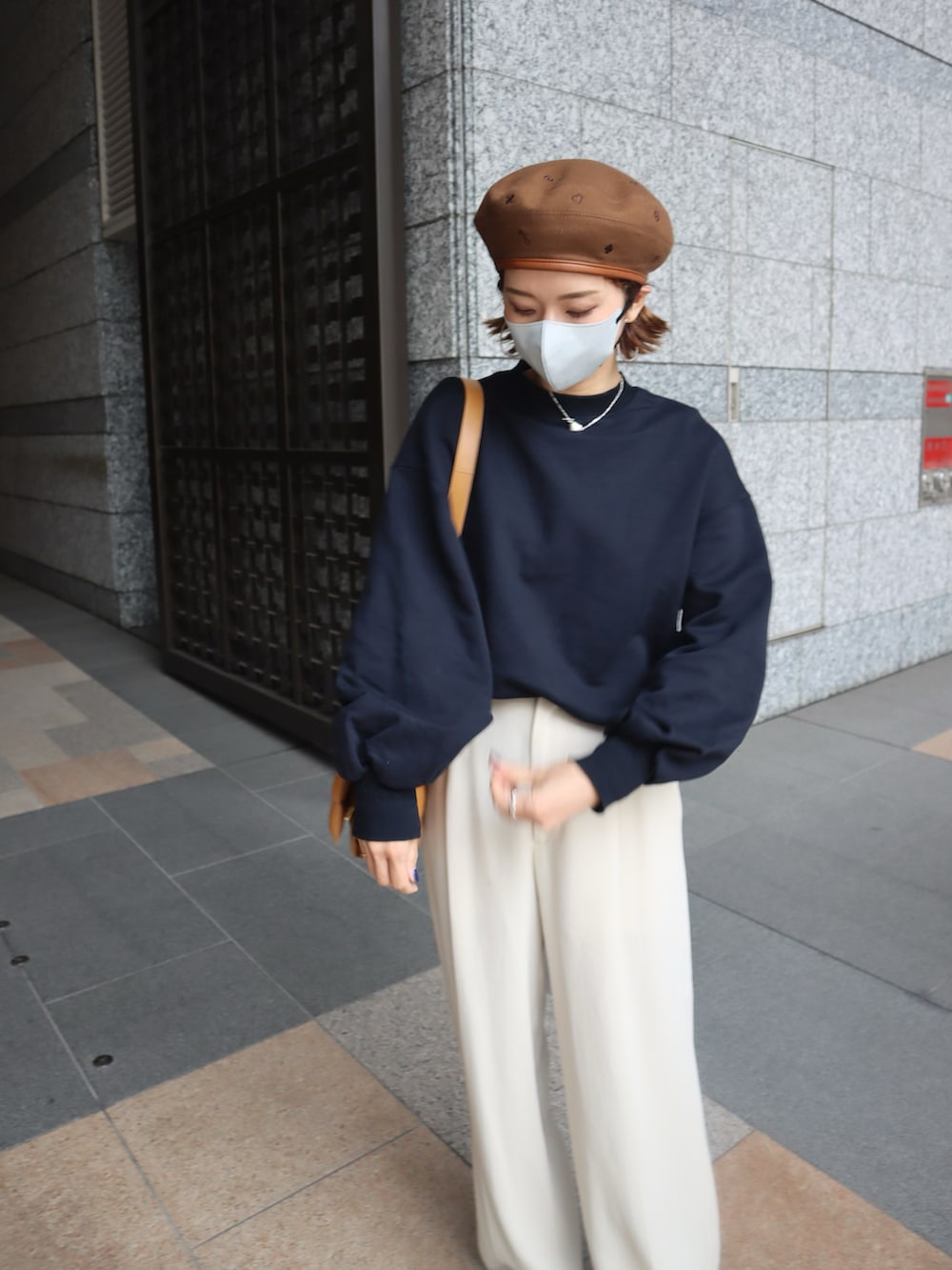 ブルー系のスウェット、ベージュ系のその他パンツ、ブラック系のサンダルを着用したレディースの春コーディネートの3枚目の写真