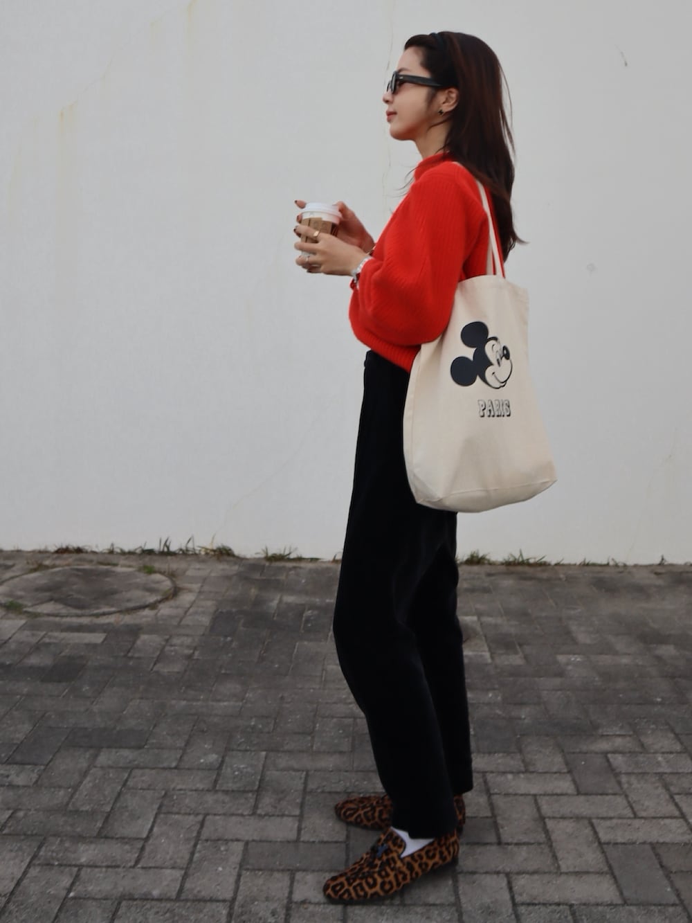 ブラウン系のローファー、ホワイト系のトートバッグ、ブラック系のカチューシャを着用したレディースの冬コーディネートの2枚目の写真