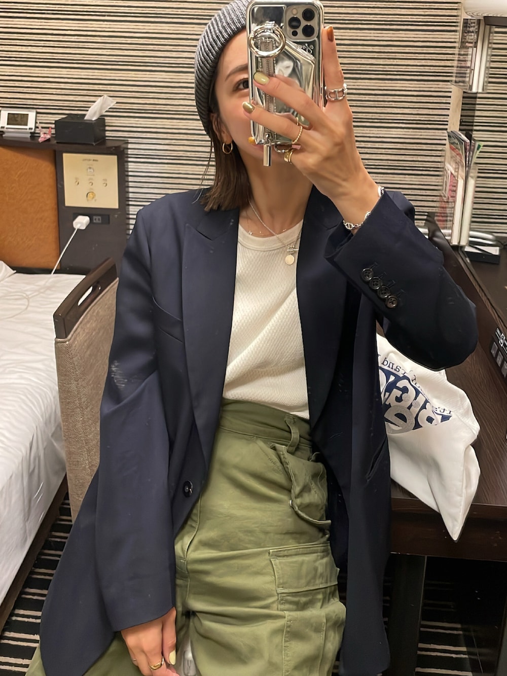 ブルー系のテーラードジャケット、グリーン系のカーゴパンツ、ブルー系のスニーカーを着用したレディースの秋コーディネートの4枚目の写真