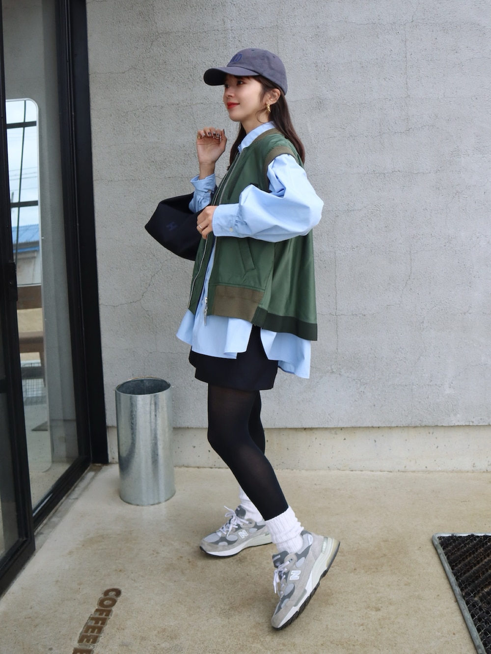 ブルー系のシャツ/ブラウス、グリーン系のその他アウター、ブラック系のその他パンツを着用したレディースの春コーディネートの2枚目の写真