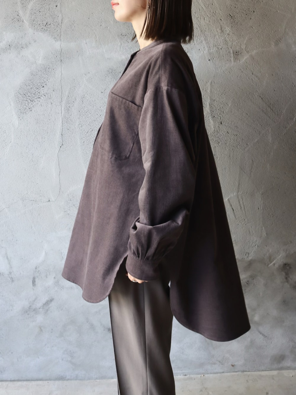 グレー系のシャツ/ブラウス、イエロー系のハンドバッグ、ホワイト系のスニーカーを着用したレディースの秋コーディネートの2枚目の写真