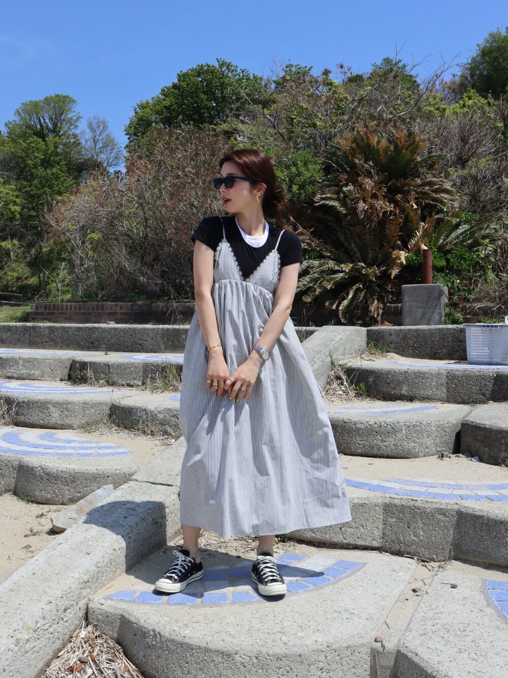 その他のドレス、ホワイト系のTシャツ/カットソー、ブルー系のスニーカーを着用したレディースの春コーディネートの2枚目の写真