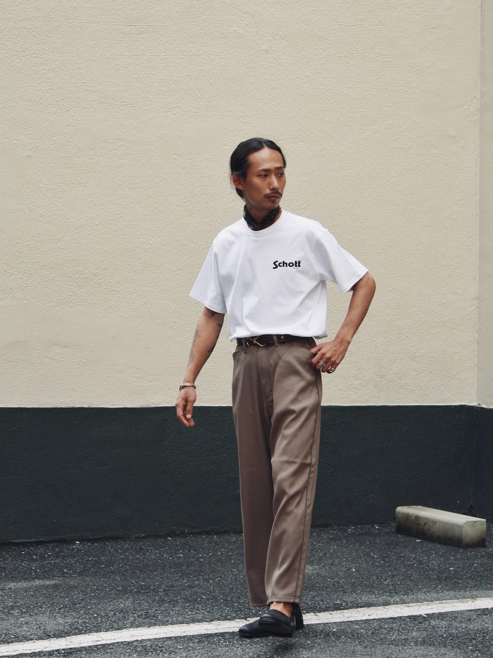 「ラフ、オトナカジュアル、夏だ！Tシャツ着よう！、休日コーデ、ストリートコーデ、タックインコーデ、タックイン、バンダナアレンジ、キャラクターT、marvel、スラックスパンツ、ローファー、SCHOTT」｜「WranglerのSchott/ショット/×Wrangler/ラングラー/WRANCHER WIDE DRESS PANTS/ランチャー ワイド ドレスパンツ（スラックス、ブラウン系）」を使った、Renさん（メンズ・176cm）の夏コーディネートの4枚目の写真
