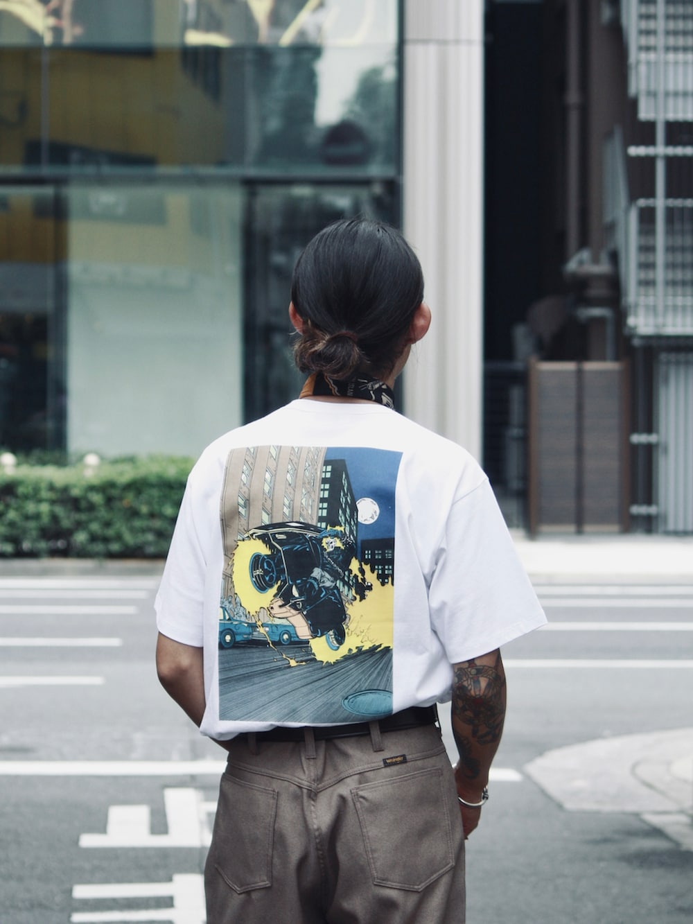 「ラフ、オトナカジュアル、夏だ！Tシャツ着よう！、休日コーデ、ストリートコーデ、タックインコーデ、タックイン、バンダナアレンジ、キャラクターT、marvel、スラックスパンツ、ローファー、SCHOTT」｜「WranglerのSchott/ショット/×Wrangler/ラングラー/WRANCHER WIDE DRESS PANTS/ランチャー ワイド ドレスパンツ（スラックス、ブラウン系）」を使った、Renさん（メンズ・176cm）の夏コーディネートの3枚目の写真