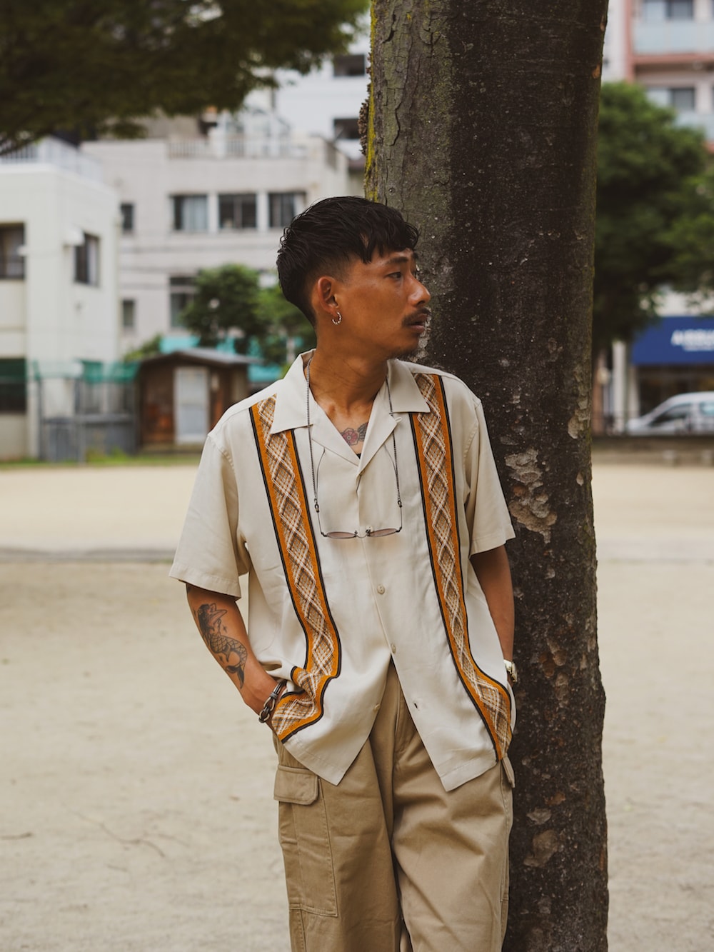 「夏コーデ、メンズファッション、ワイドパンツ、開襟シャツ、オープンカラーシャツ、ベージュコーデ、カーゴパンツ、ミリタリーパンツ、カーキ、半袖シャツ、シャツコーデ、SCHOTT」｜「schottのSchott/ショット/LINE 2TONE SS SHIRT/ライン 2トーン 半袖シャツ（シャツ/ブラウス、ホワイト系）」を使った、Renさん（メンズ・176cm）の夏コーディネートの3枚目の写真