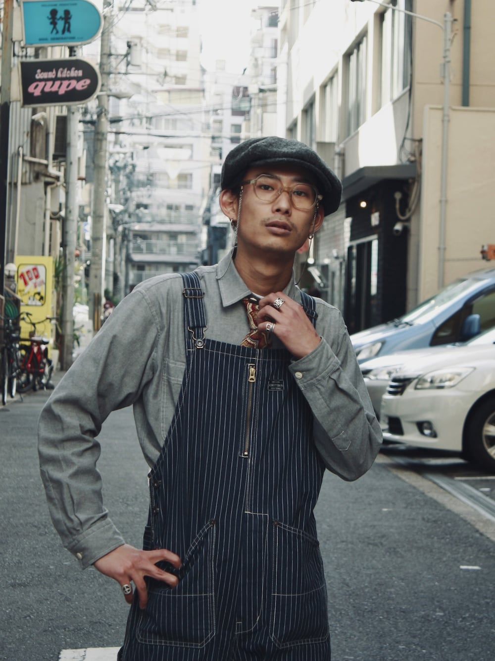 「休日スタイル、春、大人カジュアル、レイヤードスタイル、春コーデ、オーバーオール、フォーマル、シャツスタイル、デニム、古着MIX、メガネ男子、ネクタイコーデ、キャスケット、インディゴ、SCHOTT」｜「schottの# DS CHAMBRAY LS WORK SHIRT（シャツ/ブラウス、グリーン系）」を使った、Renさん（メンズ・176cm）の春コーディネートの2枚目の写真