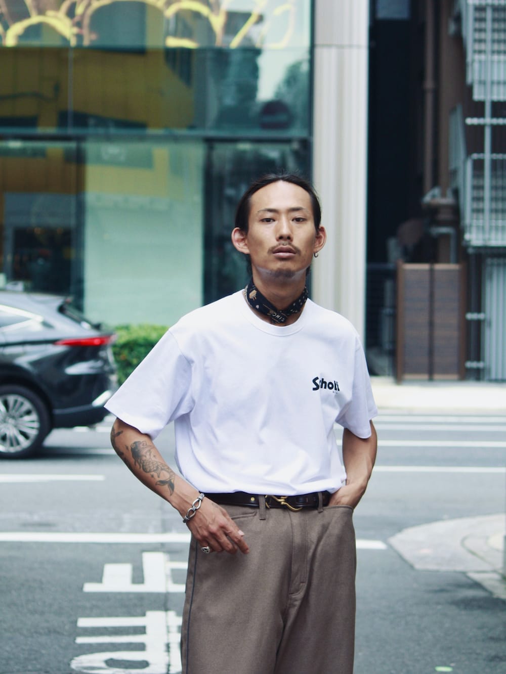 「ラフ、オトナカジュアル、夏だ！Tシャツ着よう！、休日コーデ、ストリートコーデ、タックインコーデ、タックイン、バンダナアレンジ、キャラクターT、marvel、スラックスパンツ、ローファー、SCHOTT」｜「WranglerのSchott/ショット/×Wrangler/ラングラー/WRANCHER WIDE DRESS PANTS/ランチャー ワイド ドレスパンツ（スラックス、ブラウン系）」を使った、Renさん（メンズ・176cm）の夏コーディネートの2枚目の写真