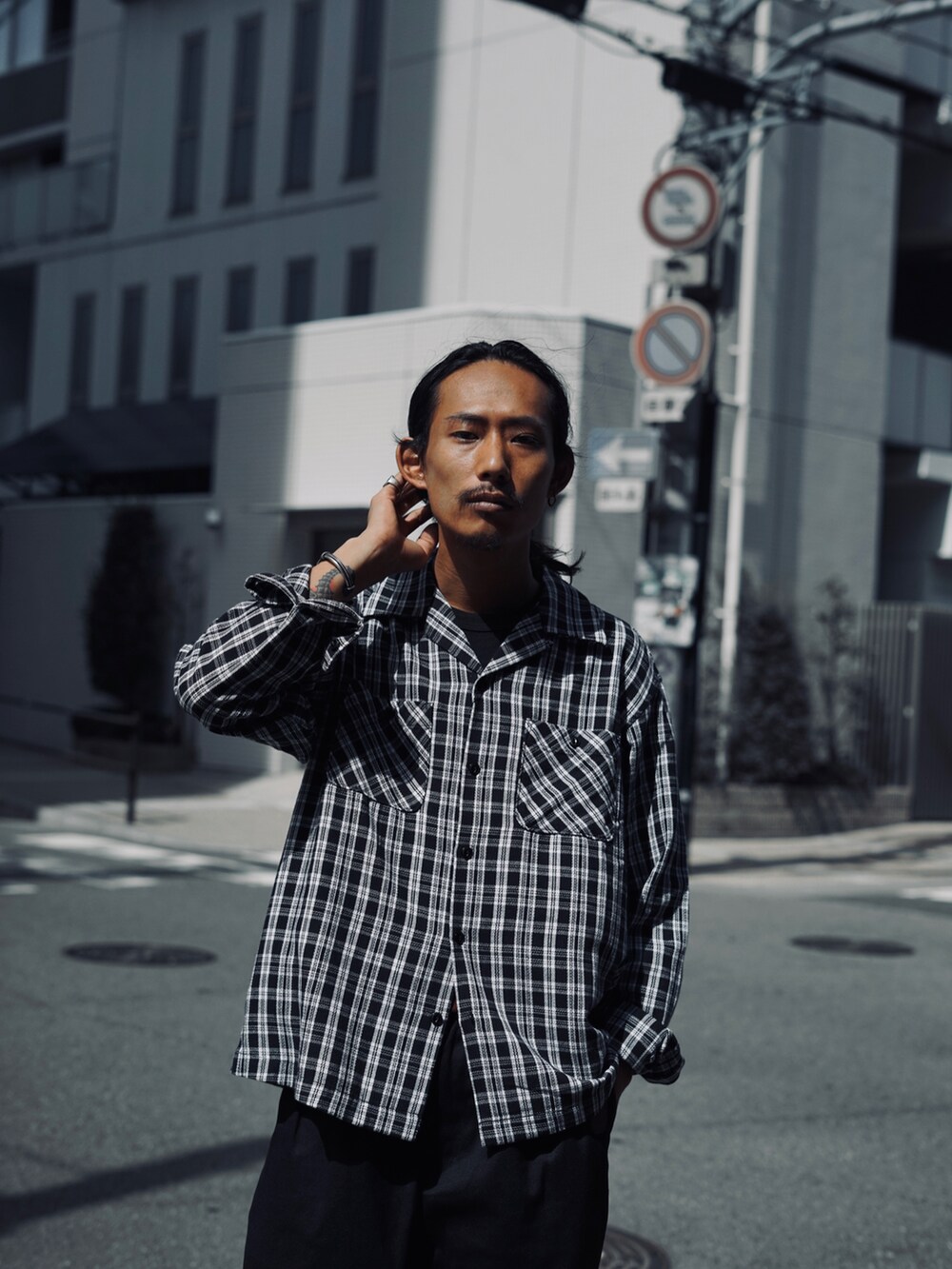「秋ルック紹介するよ、秋服、秋コーデ、シンプル、カジュアル、大人カジュアル、きれいめカジュアル、ラフ、秋、シャツコーデ、ネルシャツ、タックパンツ、モノクロコーデ、SCHOTT」｜「schottの【Schott/ショット】PLAID LS WORK SHIRT/チェックワークシャツ（シャツ/ブラウス、ホワイト系）」を使った、Renさん（メンズ・176cm）の秋コーディネートの2枚目の写真