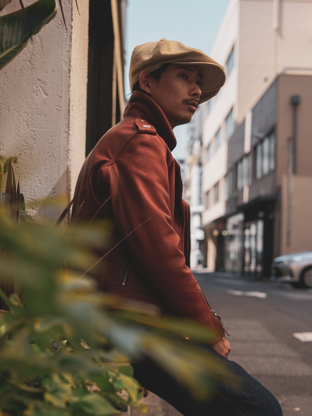 「いまどきジャケット写真、春服コーデ、オトナカジュアル、メンズコーデ、大人コーデ、ライダースジャケット、ライダースコーデ、革ジャンコーデ、レザージャケット、レイヤードスタイル、デニムコーデ、ワイドデニム、SCHOTT」｜「schottのSchott/ショット/PATTERNED JERSEY TRACK JACKET/パターン ジャージ トラックジャケット（ブルゾン、ブラック系）」を使った、Renさん（メンズ・176cm）の春コーディネートの2枚目の写真