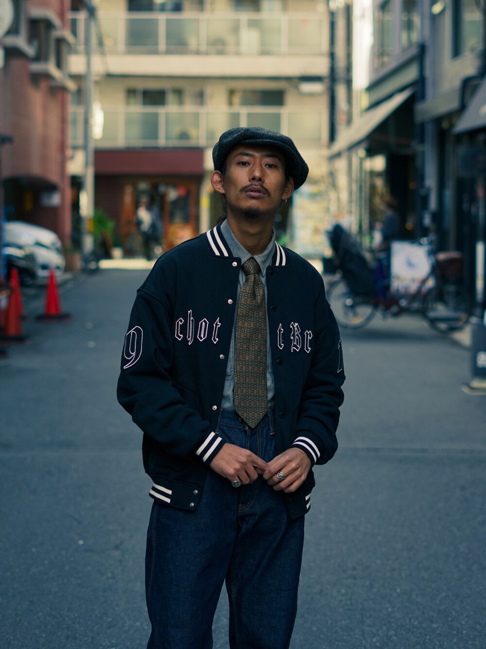 「未来のWEARISTAプロジェクト、冬コーデ、カジュアルコーデ、大人コーデ、きれいめカジュアル、秋コーデ、おしゃれさんと繋がりたい、オトナカジュアル、レザーシューズ、シャツコーデ、ネクタイコーデ、キャスケット、SCHOTT」｜「schottのSchott/ショット/STADIUM SWEAT JACKET/スタジャン（スウェット、ブラック系）」を使った、Renさん（メンズ・176cm）の秋コーディネートの5枚目の写真