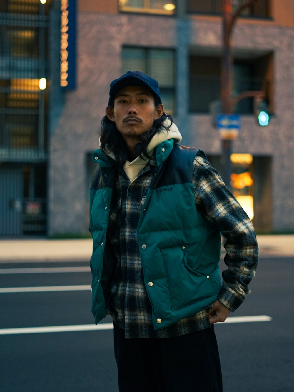 「クリスマスに着たい服、秋冬コーデ、オトナカジュアル、冬コーデ、休日スタイル、おしゃれさんと繋がりたい、メンズコーデ、パーカー、チェックシャツ、大学生コーデ、ネルシャツ、SCHOTT」｜「schottのSchott/ショット/LEATHER COMBI DOWN VEST/レザーコンビ　ダウンベスト（ダウンベスト、グリーン系）」を使った、Renさん（メンズ・176cm）の冬コーディネートの3枚目の写真