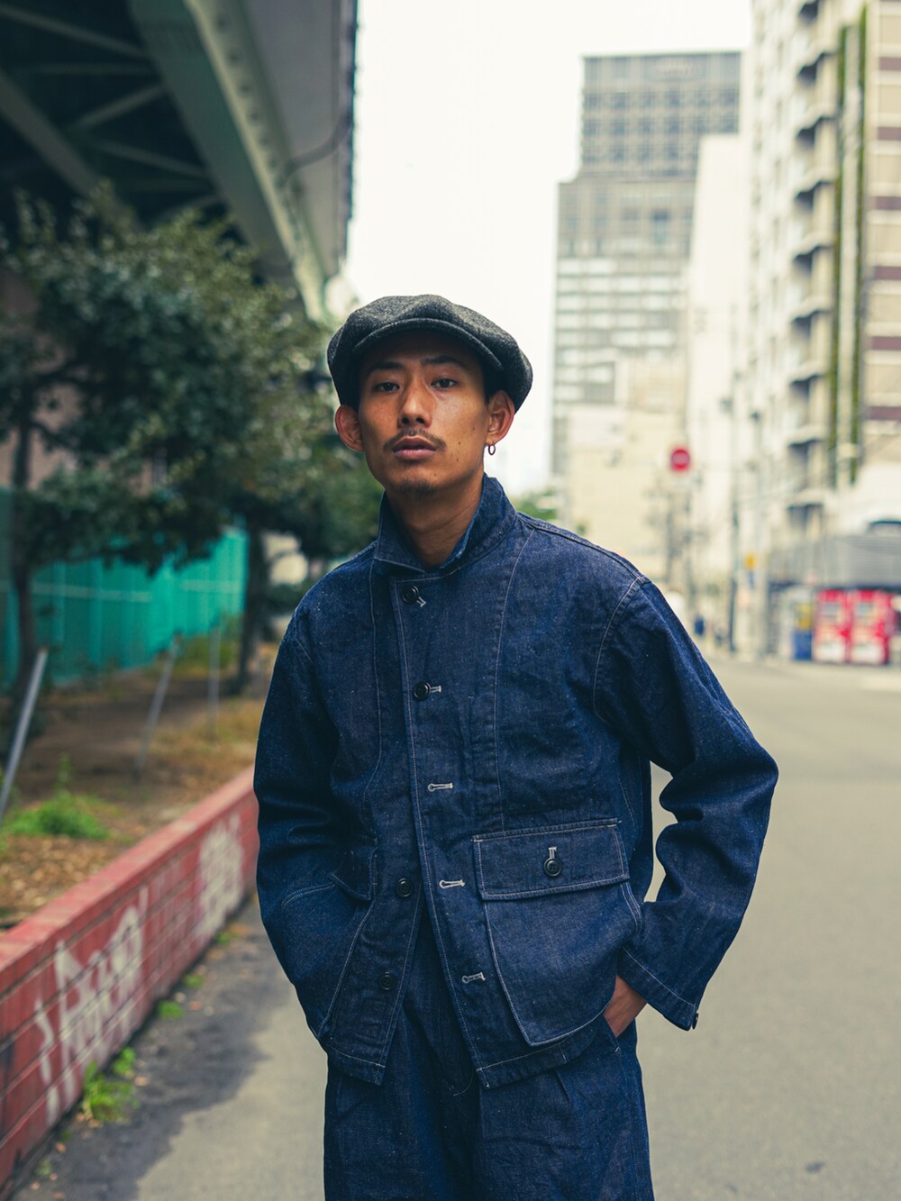 「私の推しブランド、秋冬コーデ、おしゃれさんと繋がりたい、今日のコーデ、メンズファッション、ootd、でにむ、ワイドパンツ、スラックス、アメカジ、デニムオンデニム、デニムコーデ、SCHOTT」｜「schottのSchott/ショット/NEP DENIM WORK JACKET/ネップデニム ワークジャケット（デニムジャケット、ブルー系）」を使った、Renさん（メンズ・176cm）の冬コーディネートの4枚目の写真