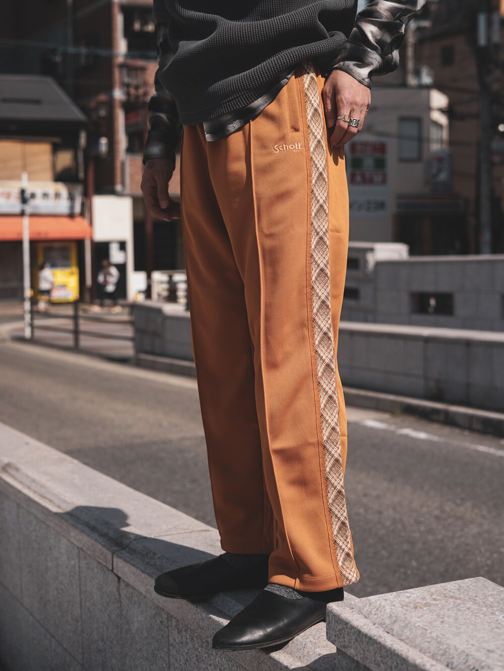 「春服デビュー宣言、春コーデ、メンズコーデ、スラックス、カジュアル、おしゃれさんと繋がりたい、春服みてみて、大人カジュアル、春、パステル映える春、休日コーデ、レイヤードスタイル、トラックパンツ、SCHOTT」｜「schottのSchott/ショット/THERMAL PIGMENT OD HENLEY NECK T-SHIRT/サーマル オーバーダイ ヘンリーネック Tシャツ（Tシャツ/カットソー、ブラック系）」を使った、Renさん（メンズ・176cm）の春コーディネートの3枚目の写真