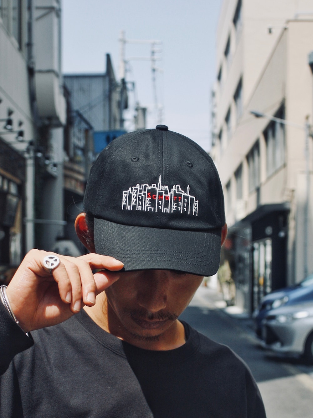 「真夏のアクティブスタイル、夏、シンプル、オトナカジュアル、メンズコーデ、黒Tシャツ、ブラック、おしゃれさんと繋がりたい、マンハッタンポーテージ、Manhattan Portage、キャップコーデ、SCHOTT」｜「schottのSchott/ショット/xManhattan Portage/マンハッタンポーテージ/6PANEL EMBROIDERY CAP/6パネル 刺繍キャップ（キャップ、ブラック系）」を使った、Renさん（メンズ・176cm）の夏コーディネートの2枚目の写真