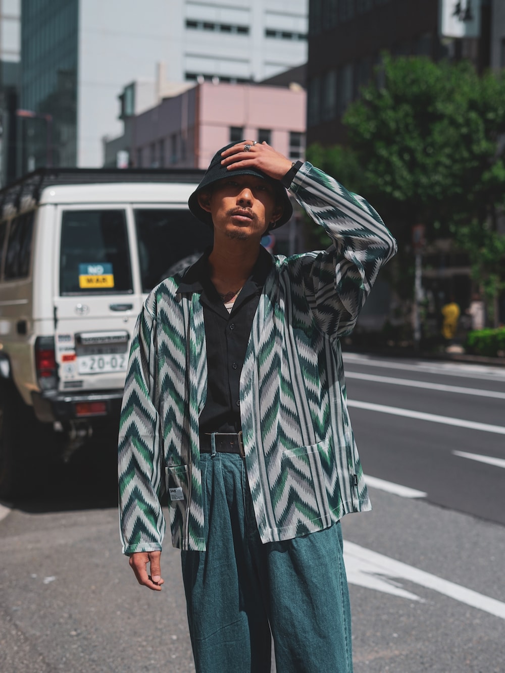 「いまどきジャケット写真、春、カジュアルコーデ、ワイドパンツ、春コーデ、お洒落さんとつながりたい、はるコーデ、春服みてみて、革靴、ストリートコーデ、デニムコーデ、ルーズシルエット、SCHOTT」｜「schottのSchott/ショット/PATTERNED MESH CARDIGAN/パターン メッシュカーディガン（カーディガン/ボレロ、グリーン系）」を使った、Renさん（メンズ・176cm）の春コーディネートの5枚目の写真