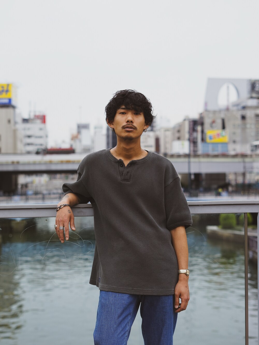 「シンプル、カジュアルコーデ、オトナカジュアル、夏だ！Tシャツ着よう！、ビッグシルエット、Tシャツ、ゆるコーデ、サーマルカットソー、デニムパンツ、オーバーサイズ、ヘンリーネック、夏コーデ、SCHOTT」｜「schottのSchott/ショット/THERMAL PIGMENT OD HENLEY NECK T-SHIRT/サーマル オーバーダイ ヘンリーネック Tシャツ（Tシャツ/カットソー、ブラック系）」を使った、Renさん（メンズ・176cm）の夏コーディネートの3枚目の写真