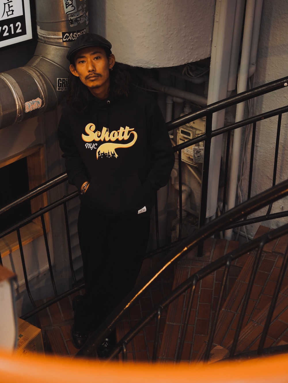 「WEARハロウィン2022、休日コーデ、大人コーデ、おしゃれさんと繋がりたい、メンズファッション、秋、秋のコーデ、ワントーンコーデ、パーカー、ラフ、シンプルスタイル、黒、SCHOTT」｜「schottのSchott/ショット/DOWNTOWN LOGO HOODIE/ダウンタウンロゴ　パーカー（パーカー、ブラック系）」を使った、Renさん（メンズ・176cm）の秋コーディネートの4枚目の写真