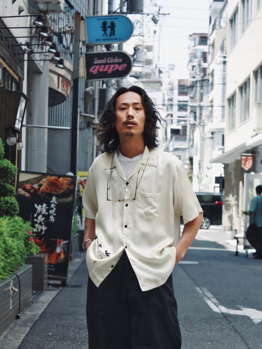 「ごきげんウィーク、春夏コーデ、シンプルスタイル、休日スタイル、リラックススタイル、ローファー、開襟シャツ、オープンカラーシャツ、シャツコーデ、チノパン、ワイドパンツ、白黒コーデ、モノトーンコーデ、SCHOTT」｜「schottの# DS HAWAIIAN SHIRT“CRANE”（シャツ/ブラウス、ホワイト系）」を使った、Renさん（メンズ・176cm）の春コーディネートの3枚目の写真