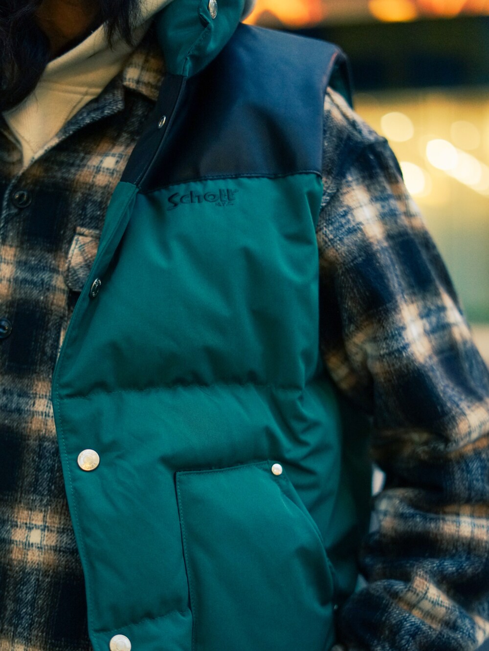 「クリスマスに着たい服、秋冬コーデ、オトナカジュアル、冬コーデ、休日スタイル、おしゃれさんと繋がりたい、メンズコーデ、パーカー、チェックシャツ、大学生コーデ、ネルシャツ、SCHOTT」｜「schottのSchott/ショット/LEATHER COMBI DOWN VEST/レザーコンビ　ダウンベスト（ダウンベスト、グリーン系）」を使った、Renさん（メンズ・176cm）の冬コーディネートの2枚目の写真