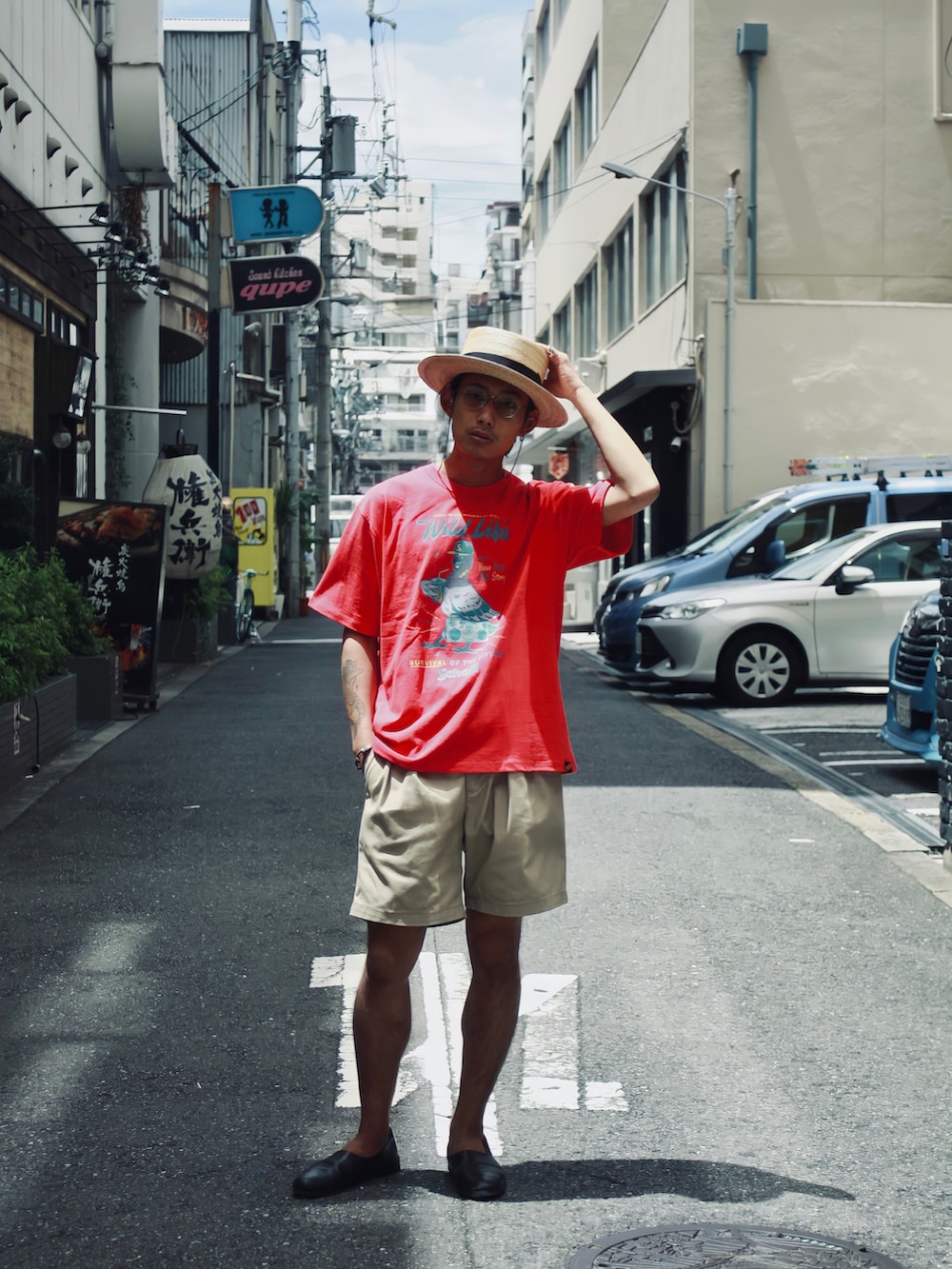 「真夏のアクティブスタイル、夏コーデ、シンプルコーデ、お洒落さんとつながりたい、大人カジュアル、ローファー、ショートパンツ、短パン、赤、カンカン帽、サングラススタイル、メガネ男子、SCHOTT」｜「THE H.W. DOG & CO. のBOATER（ハット、ベージュ系）」を使った、Renさん（メンズ・176cm）の夏コーディネートの4枚目の写真