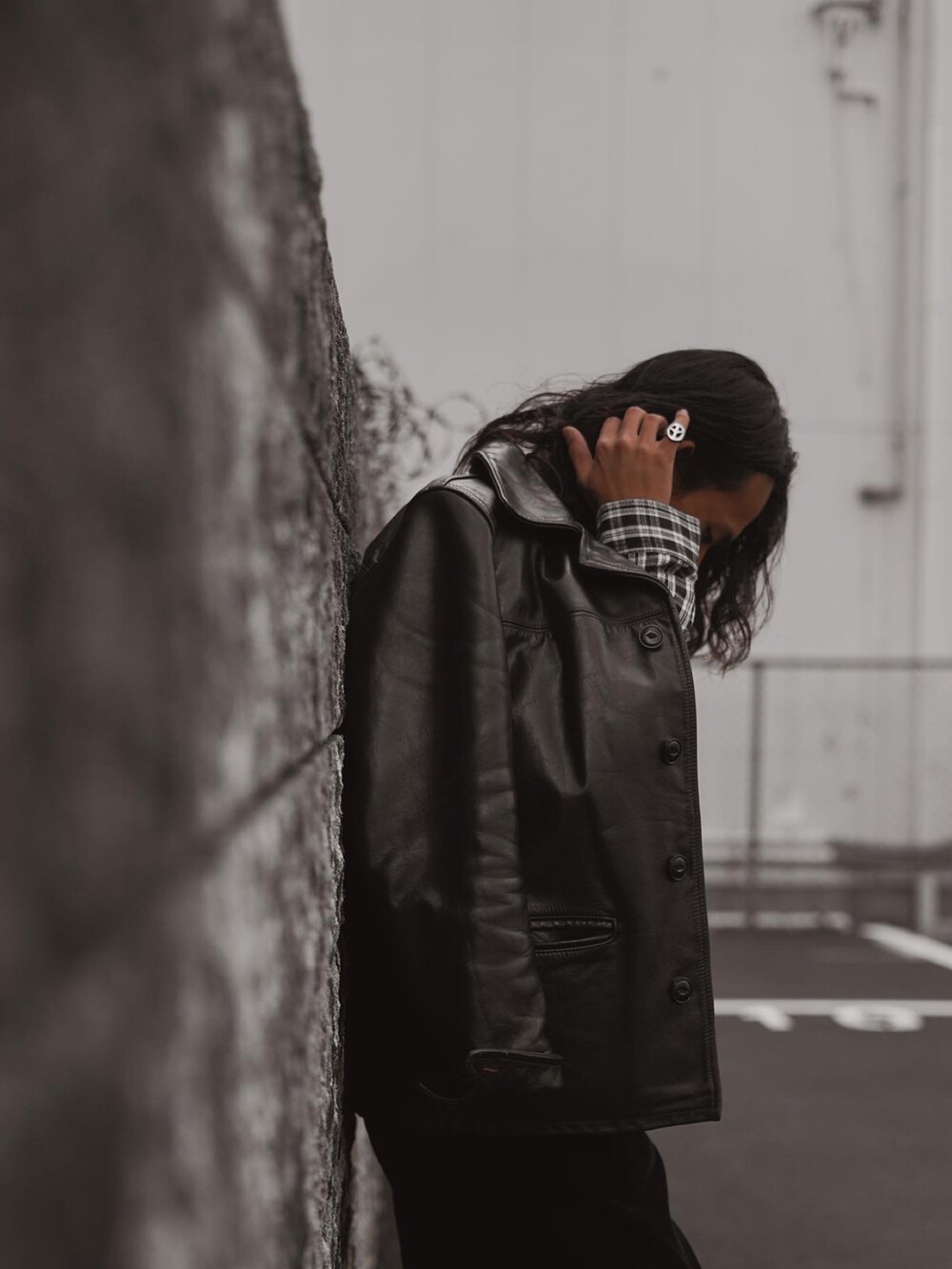 「WEARハロウィン2022、秋のコーデ、シンプルスタイル、今日のコーデ、お洒落さんと繋がりたい、ブラックコーデ、コーデュロイ、ジャケット、コーデュロイパンツ、アメカジ、メンズファッション、レザー、コートスタイル、SCHOTT」｜「schottの【直営限定】Schott/ショット/SPECIAL HORSEHIDE CARCOAT/スペシャルホースハイド カーコート（ライダースジャケット、ブラック系）」を使った、Renさん（メンズ・176cm）の秋コーディネートの3枚目の写真