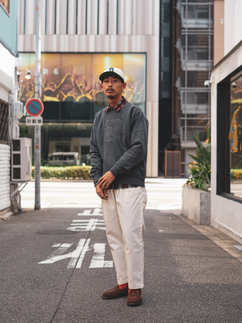 「秋冬コーデ、秋服、大人コーデ、カジュアル、お洒落さんとつながりたい、レイヤードスタイル、メンズコーデ、キャップコーデ、スウェット、ネルシャツ、ホワイトパンツ、SCHOTT」｜「schottのSchott×NEWERA/ショット×ニューエラ/9FIFTY LP SNAP BACK CAP TYPE 'SB'/ ロープロファイル SBキャップ（キャップ、ホワイト系）」を使った、Renさん（メンズ・176cm）の秋コーディネートの5枚目の写真