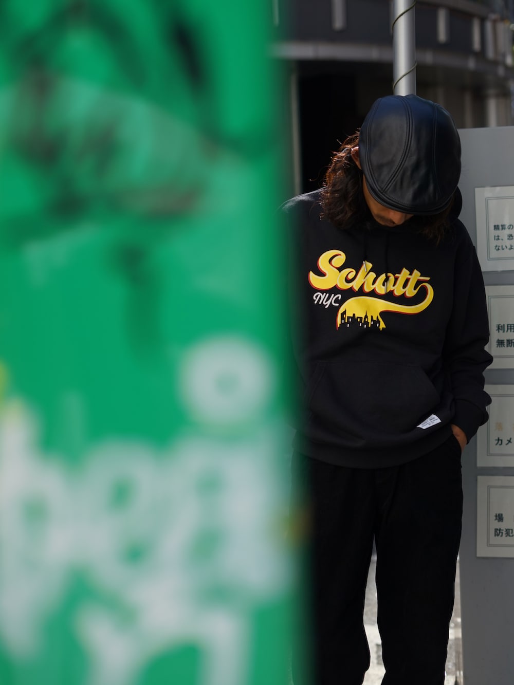 「WEARハロウィン2022、休日コーデ、大人コーデ、おしゃれさんと繋がりたい、メンズファッション、秋、秋のコーデ、ワントーンコーデ、パーカー、ラフ、シンプルスタイル、黒、SCHOTT」｜「schottのSchott/ショット/DOWNTOWN LOGO HOODIE/ダウンタウンロゴ　パーカー（パーカー、ブラック系）」を使った、Renさん（メンズ・176cm）の秋コーディネートの3枚目の写真