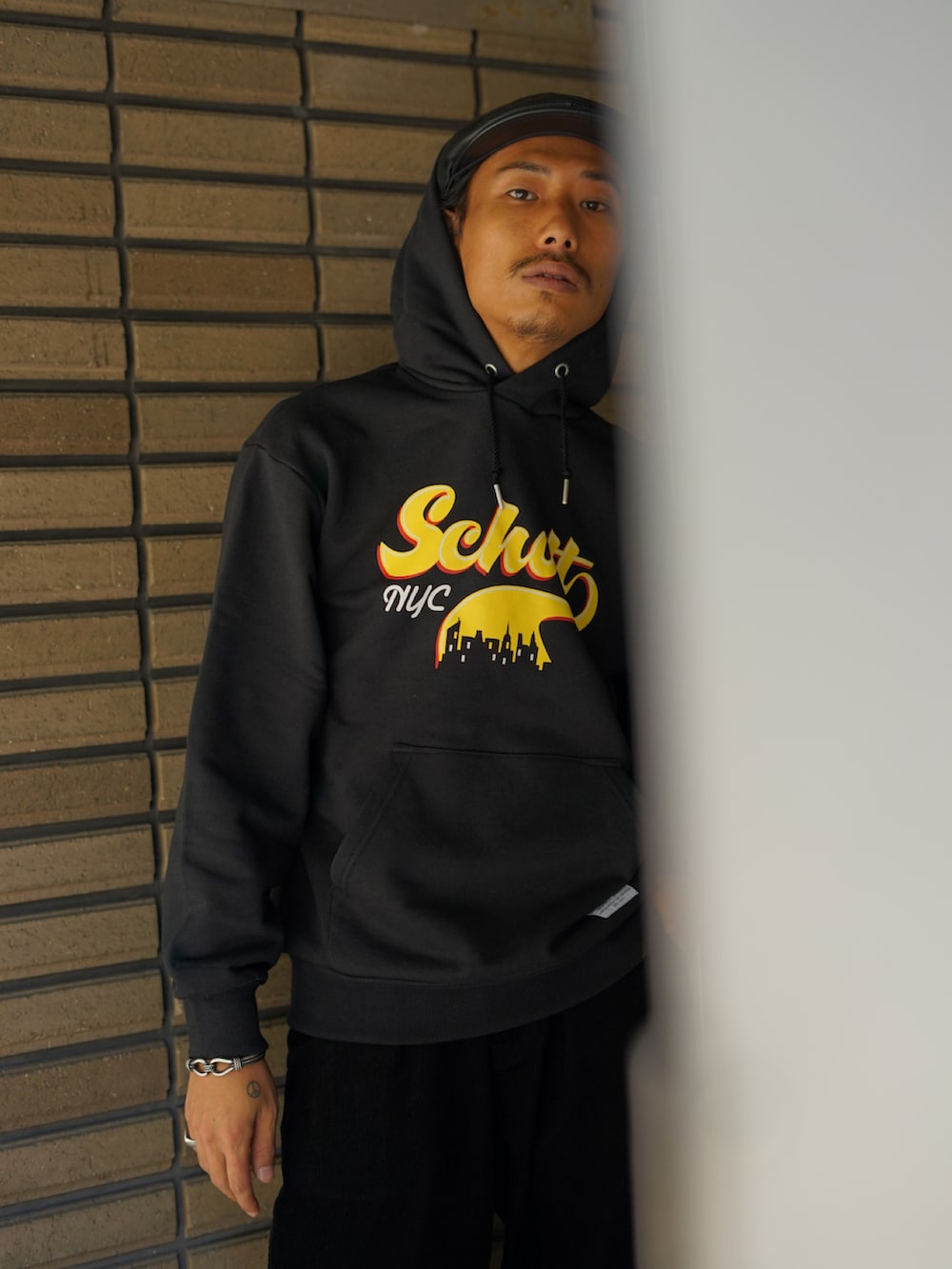 「WEARハロウィン2022、休日コーデ、大人コーデ、おしゃれさんと繋がりたい、メンズファッション、秋、秋のコーデ、ワントーンコーデ、パーカー、ラフ、シンプルスタイル、黒、SCHOTT」｜「schottのSchott/ショット/DOWNTOWN LOGO HOODIE/ダウンタウンロゴ　パーカー（パーカー、ブラック系）」を使った、Renさん（メンズ・176cm）の秋コーディネートの2枚目の写真