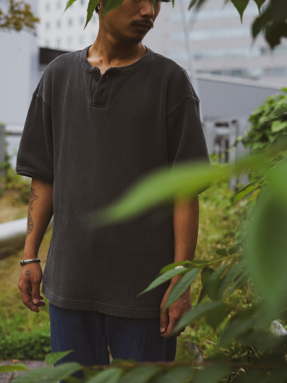 「シンプル、カジュアルコーデ、オトナカジュアル、夏だ！Tシャツ着よう！、ビッグシルエット、Tシャツ、ゆるコーデ、サーマルカットソー、デニムパンツ、オーバーサイズ、ヘンリーネック、夏コーデ、SCHOTT」｜「schottのSchott/ショット/THERMAL PIGMENT OD HENLEY NECK T-SHIRT/サーマル オーバーダイ ヘンリーネック Tシャツ（Tシャツ/カットソー、ブラック系）」を使った、Renさん（メンズ・176cm）の夏コーディネートの2枚目の写真