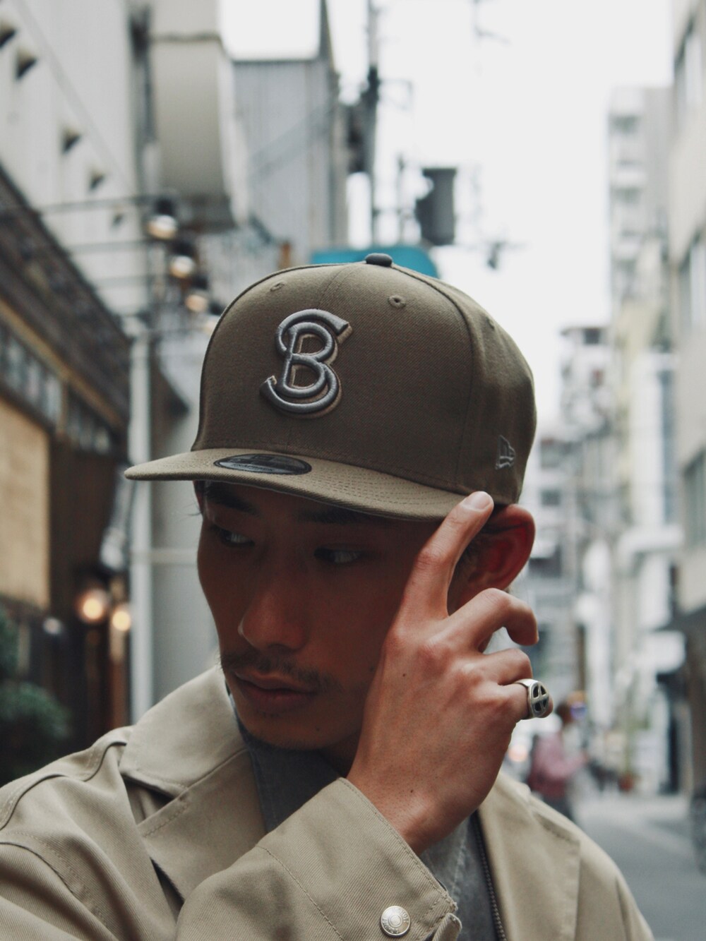 「春服みてみて、春コーデ、大人コーデ、オトナカジュアル、ニューエラ、NEWERA、キャップ、テーラードジャケット、シャツスタイル、タックイン、ペインターパンツ、ワークパンツ、編み上げブーツ、レースアップシューズ、SCHOTT」|「schottのSchott×NEWERA/ショット×ニューエラ/9FIFTY SNAP BACK CAP TYPE 'SB'/ SBキャップ(キャップ、ブラック系)」を使った、Renさん(メンズ・176cm)の春コーディネートの3枚目の写真