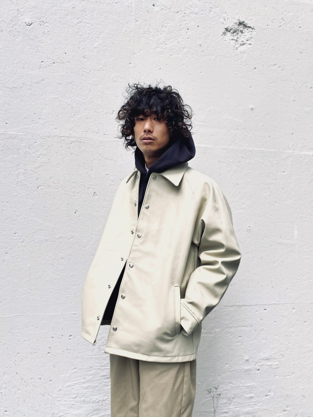 「私の推しブランド、ビッグシルエット、あったかコーデ、ストリートコーデ、streetstyle、レザージャケット、レザージャケット×パーカー、革ジャン、コーチジャケット、パーカー、シェフパンツ、シンプルコーデ、ブーツ、モノトーン、SCHOTT」|「schottのアイテム(ジャケット/アウター、ホワイト系)」を使った、Renさん(メンズ・176cm)の冬コーディネートの2枚目の写真