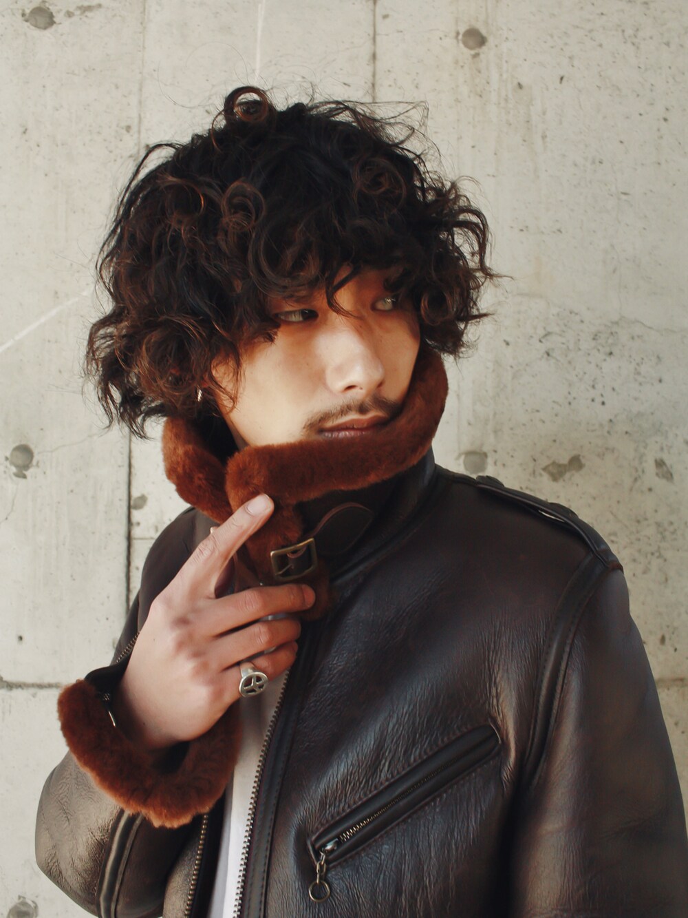 「オトナカジュアル、ワイドパンツ、私の推しブランド、ブラウン、ブラウンコーデ、ムートン、あったかコーデ、コーデュロイパンツ、タックインコーデ、革靴、ブーツ、ライダースジャケット、革ジャン、レザージャケット、SCHOTT」｜「schottのアイテム（ジャケット/アウター、ブラウン系）」を使った、Renさん（メンズ・176cm）の冬コーディネートの3枚目の写真