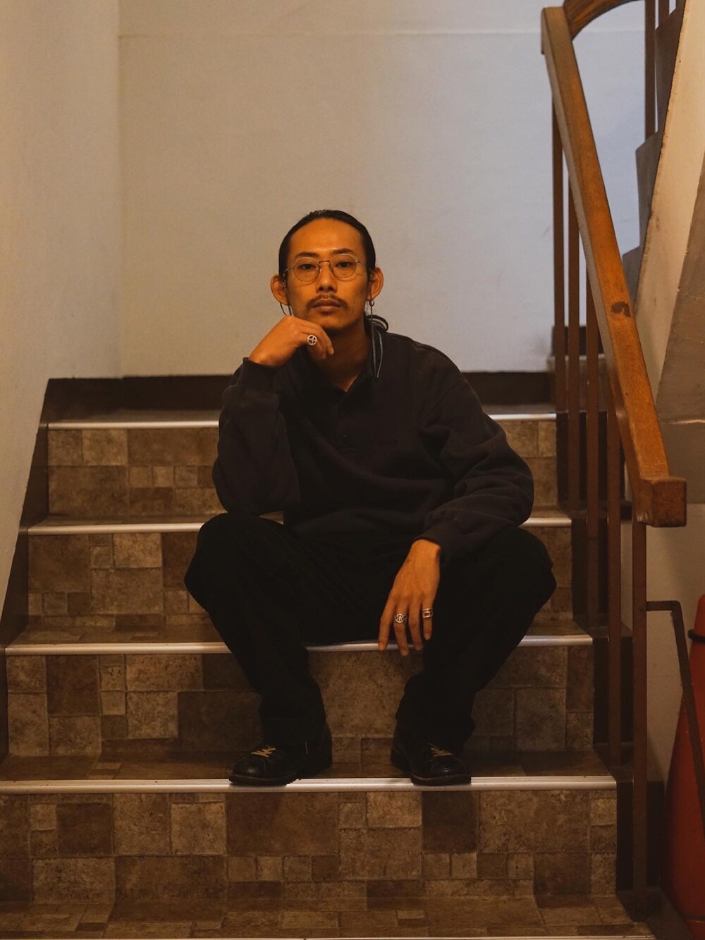 「大人カジュアル、秋冬、カジュアルコーデ、シンプルコーデ、メンズファッション、お洒落さんとつながりたい、ストリートコーデ、モノトーンコーデ、ゆるコーデ、秋服、90’s、SCHOTT」｜「schottのSchott/ショット/SNAP SWEATSHIRT/スナップ スウェットシャツ（スウェット、グレー系）」を使った、Renさん（メンズ・176cm）の秋コーディネートの2枚目の写真